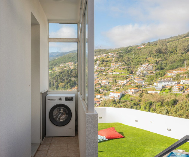 Apartamento de 2 dormitorios con jardín, piscina y vistas a la bahía sobre Funchal