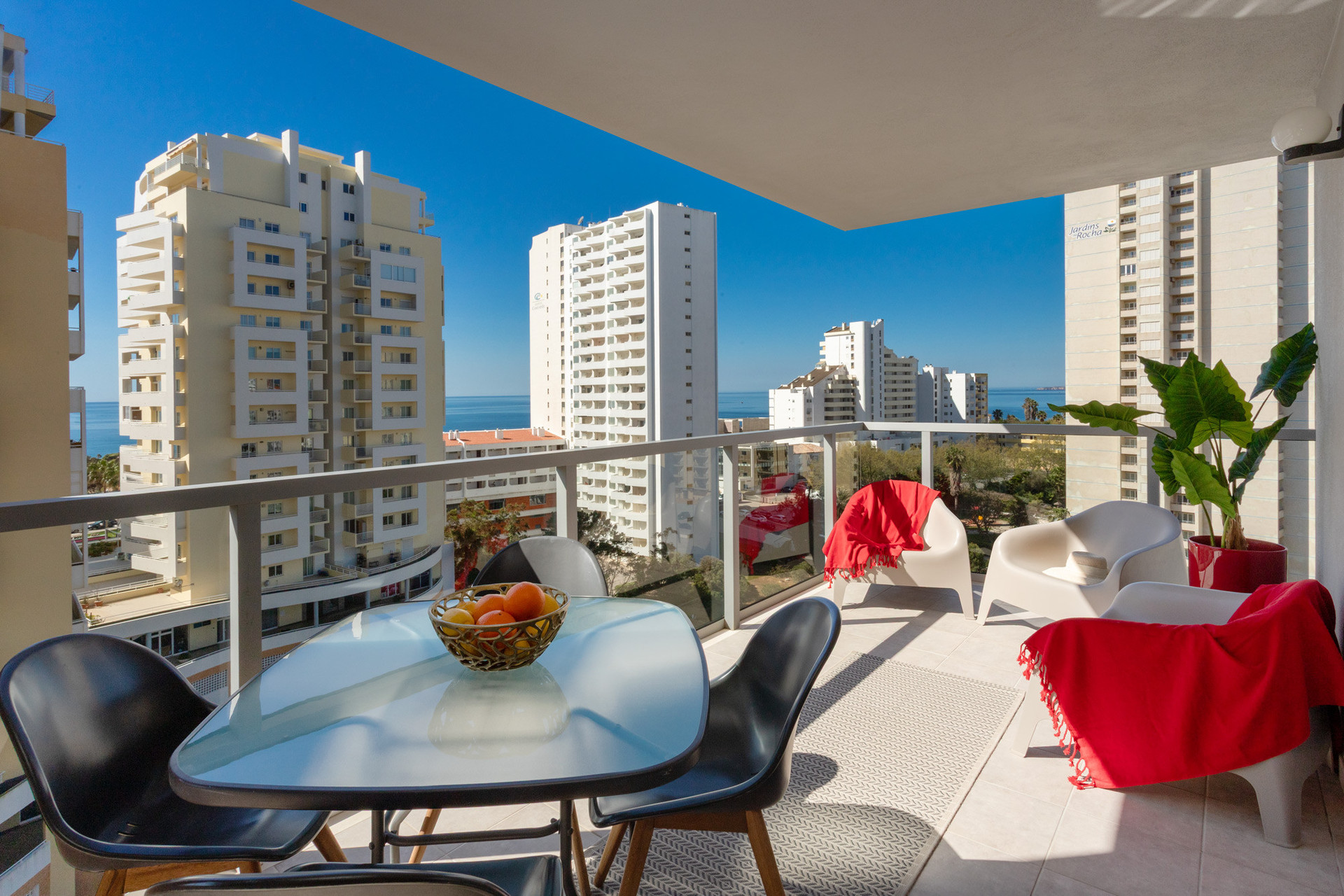 Balcony with sea view dining