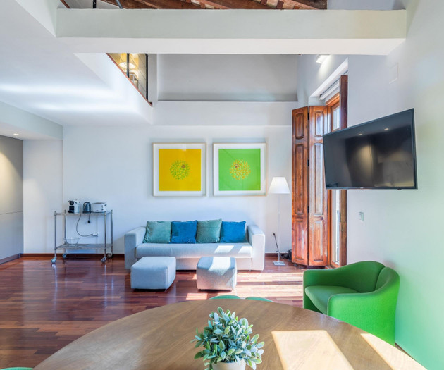 Bright & Cozy Penthouse · Seasonal Rental