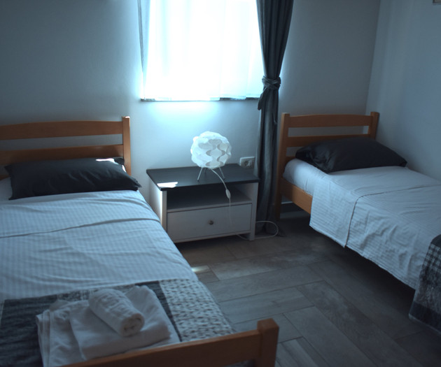 Twin bed bedroom