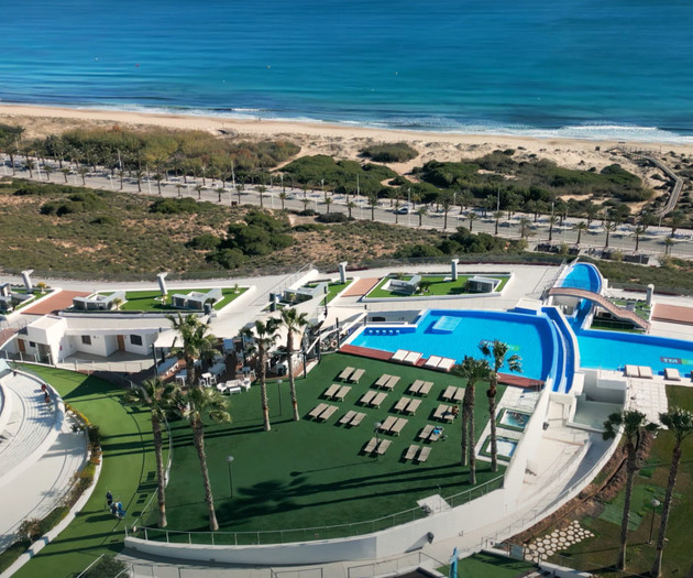 Luxury Beachfront Apt | Heated Pool, Gym & Seaview