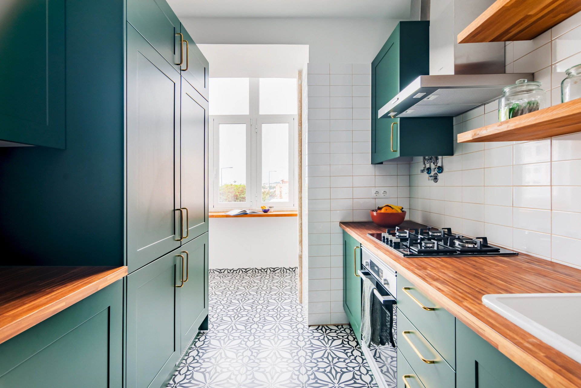 Fully-equipped kitchen with dishwasher and washing machine.