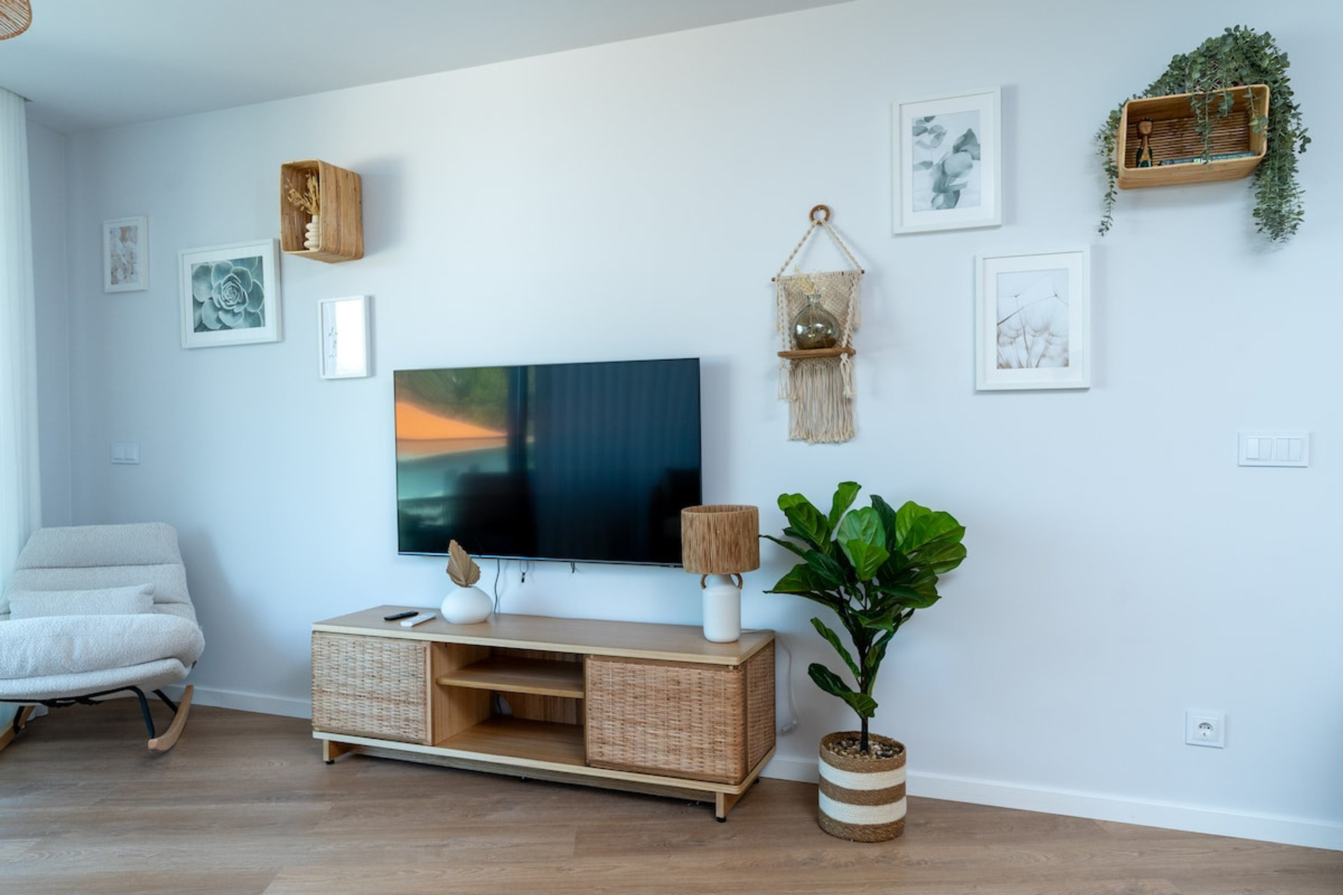 Modern and functional Boho-style room. It has lots of natural light and a fantastic view of the bay of Funchal. 