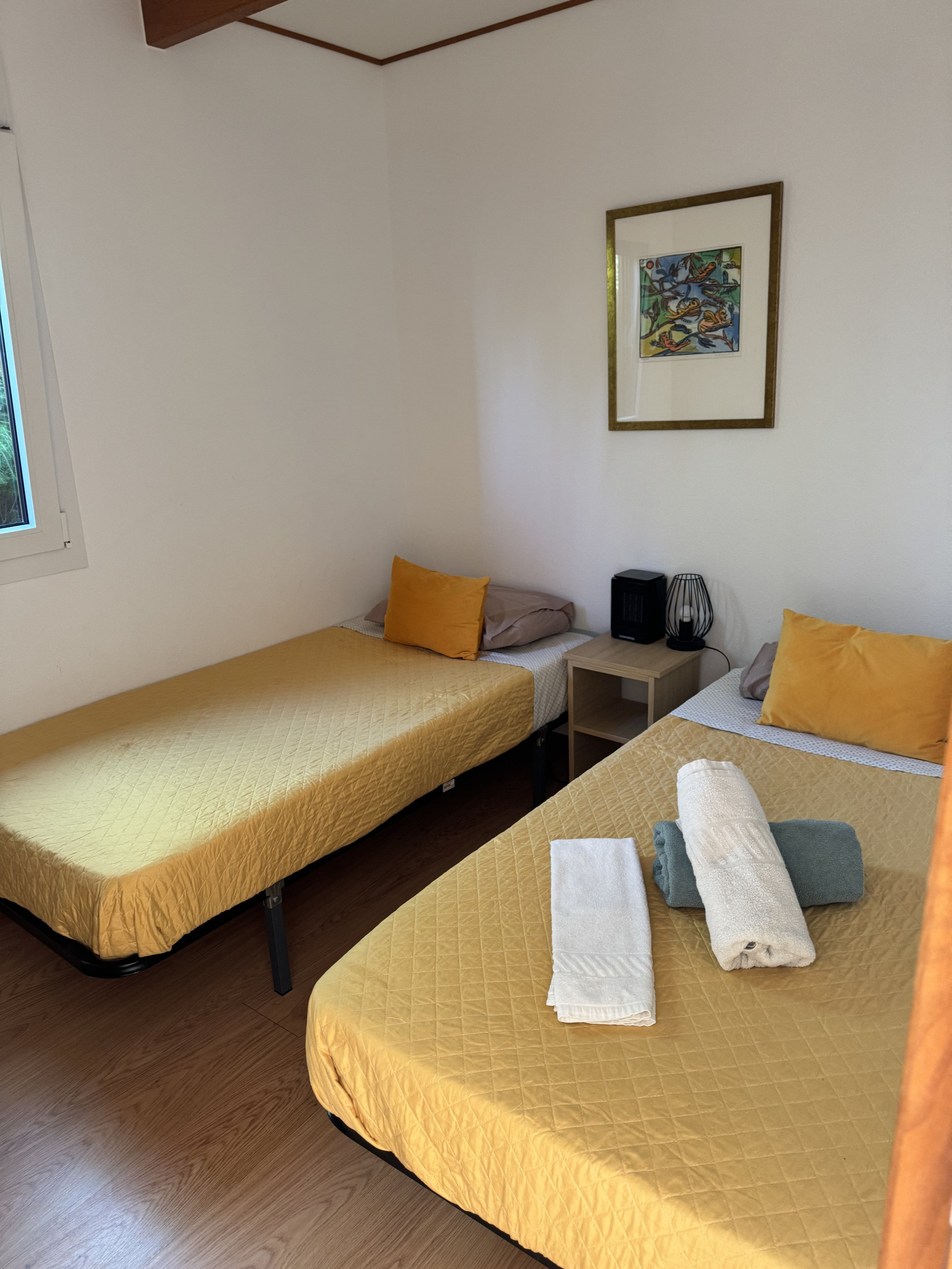 Twin bedroom with towels