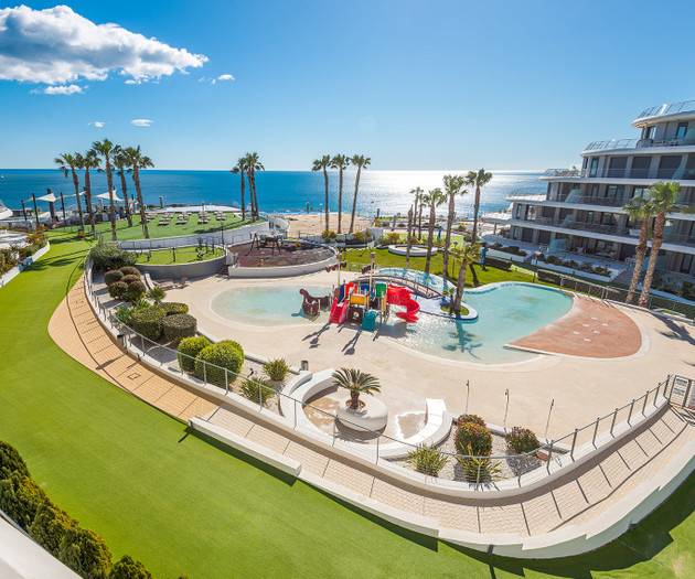 Luxury Beachfront Apt | Heated Pool, Gym & Seaview