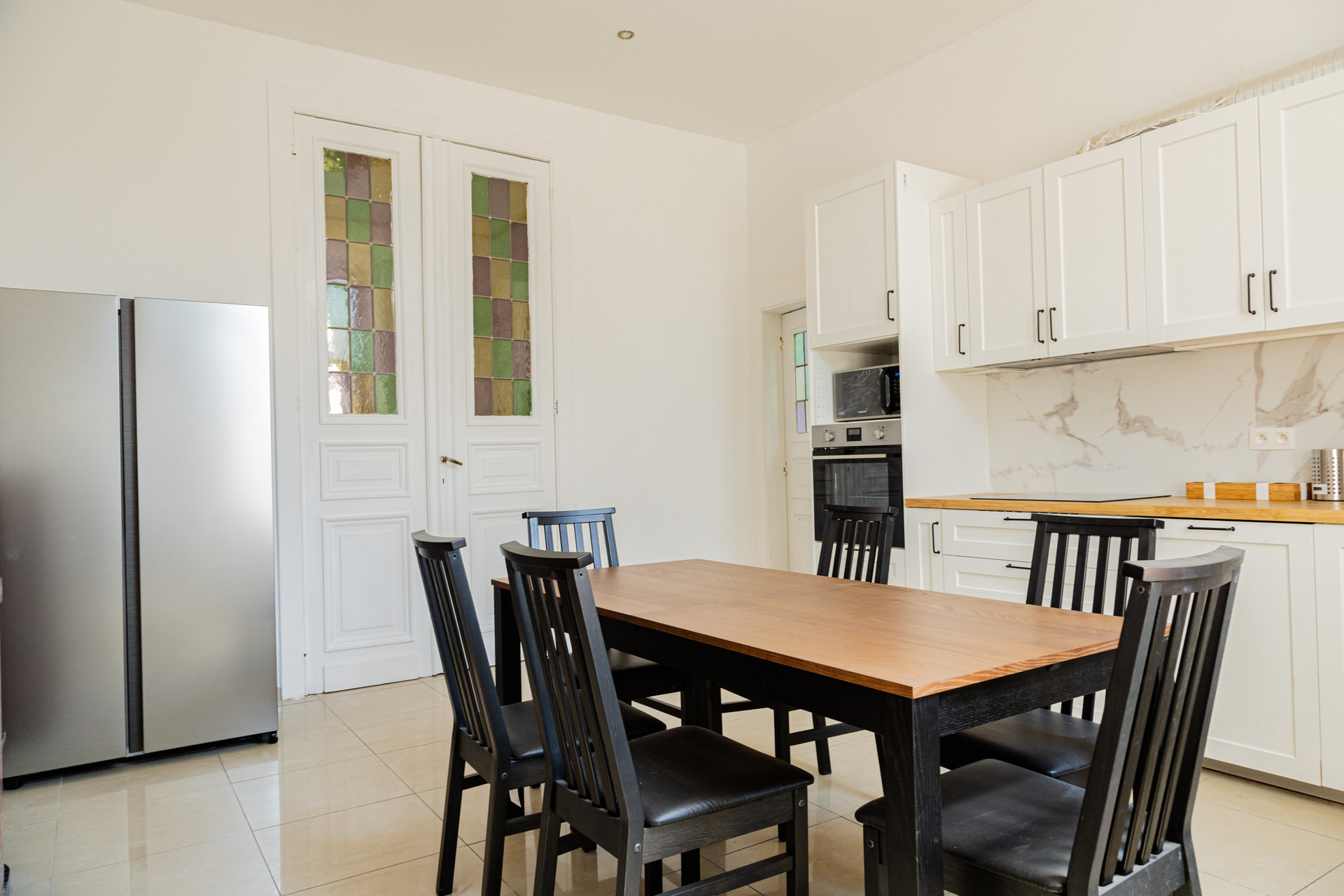 Spacious kitchen dining area stained glass