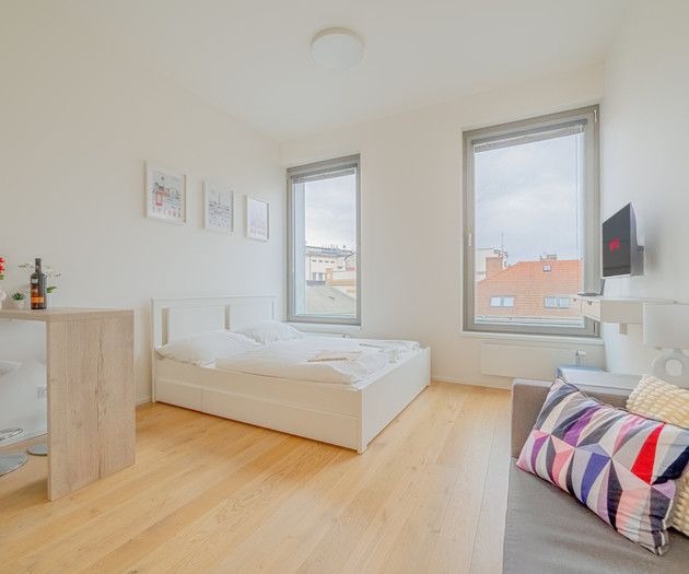 The Elegant White Suite in SmichovCity Residence