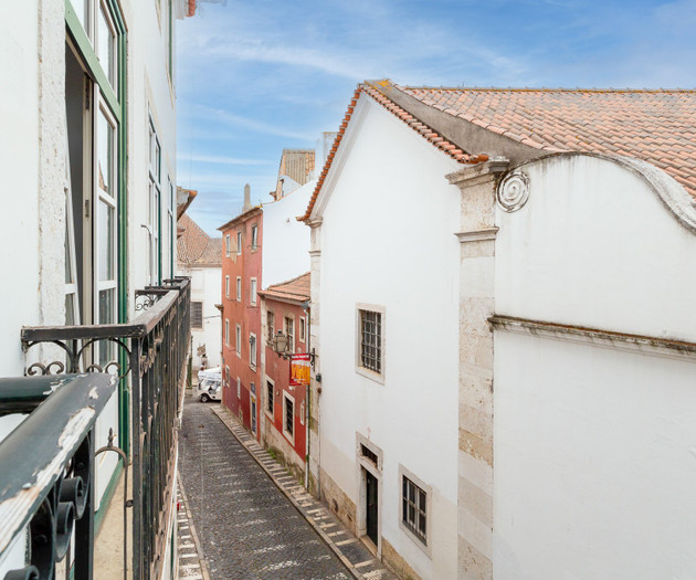 Stylish 2BR Flat in Alfama with Private Patio