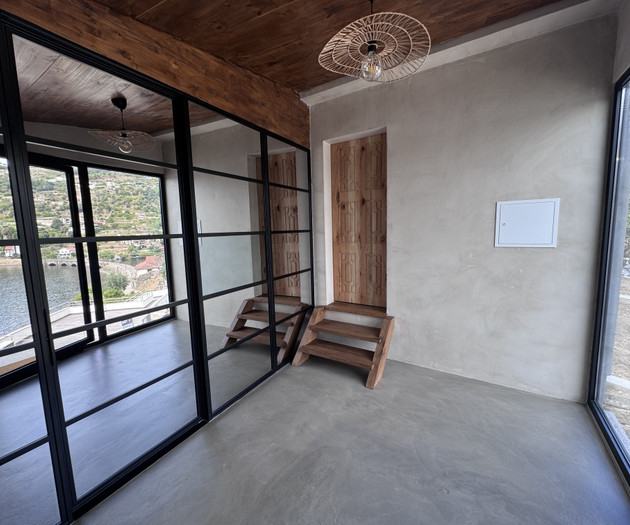 Entrance hall with glass partition