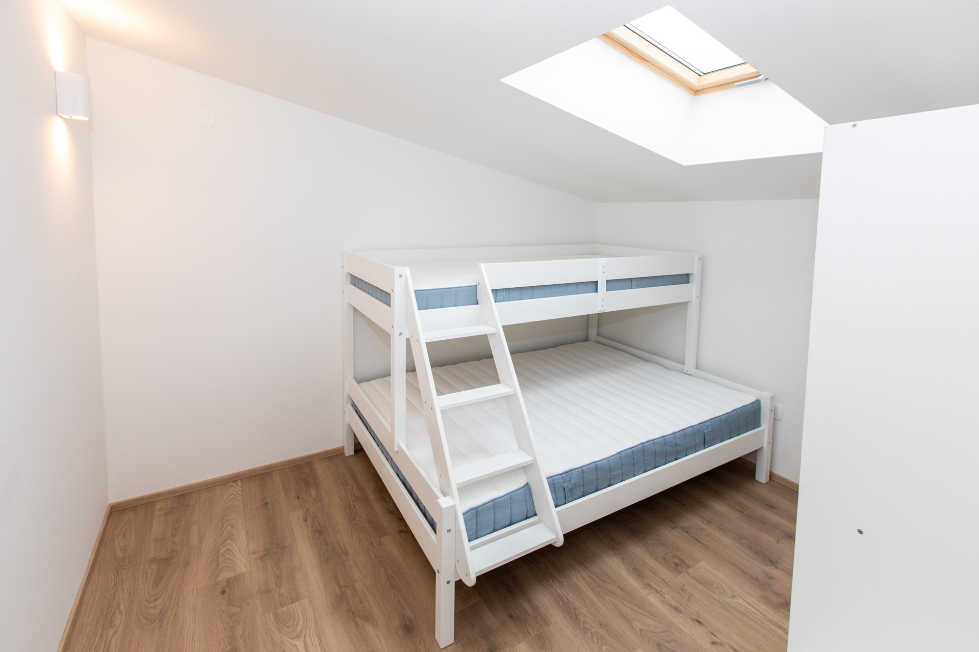 Bunk bed room with skylight