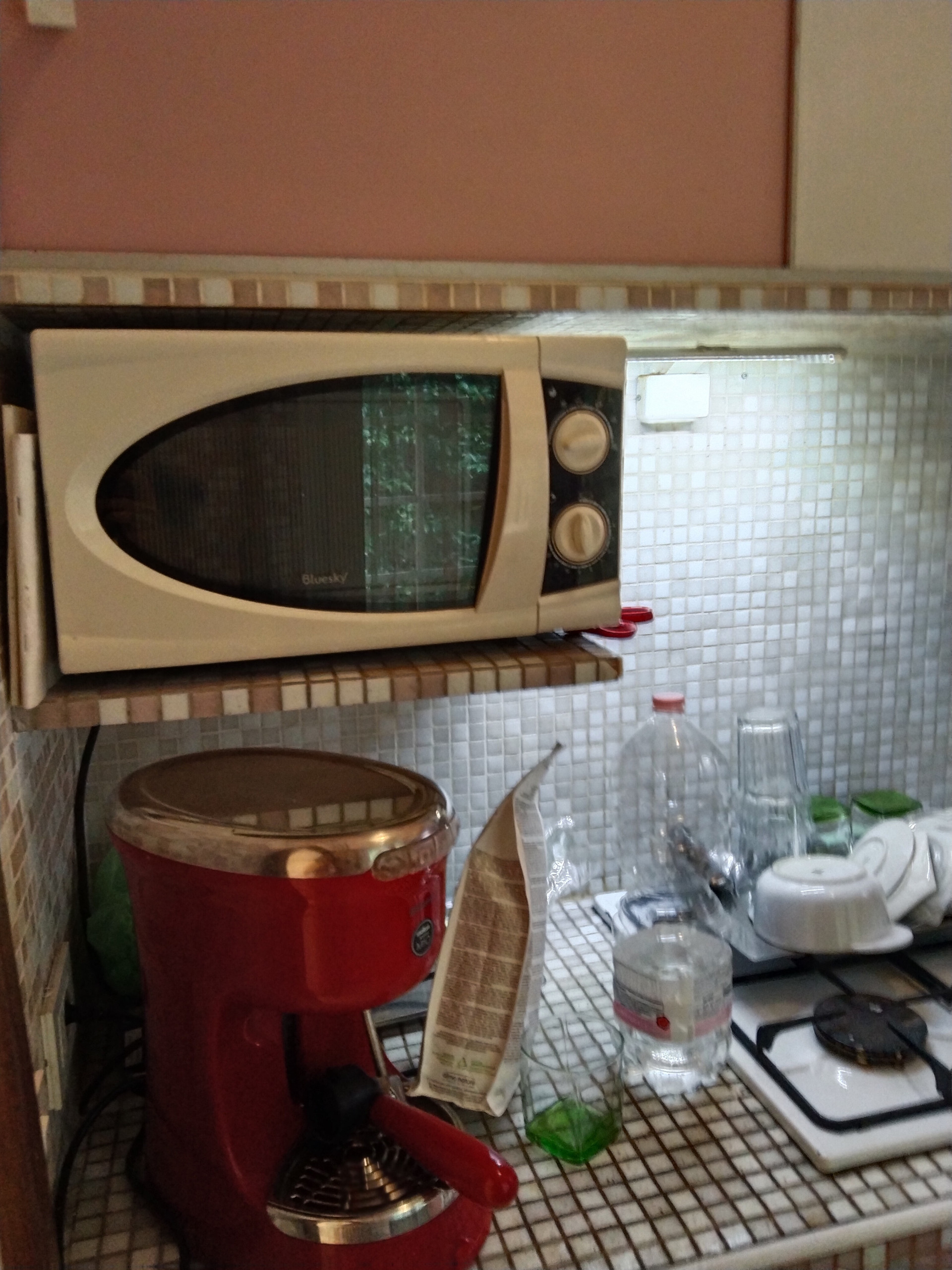 Cucina attrezzata con forno a microonde, macchina per caffè espresso Lavazza, fornelli a gas, forno elettrico, forno a microonde