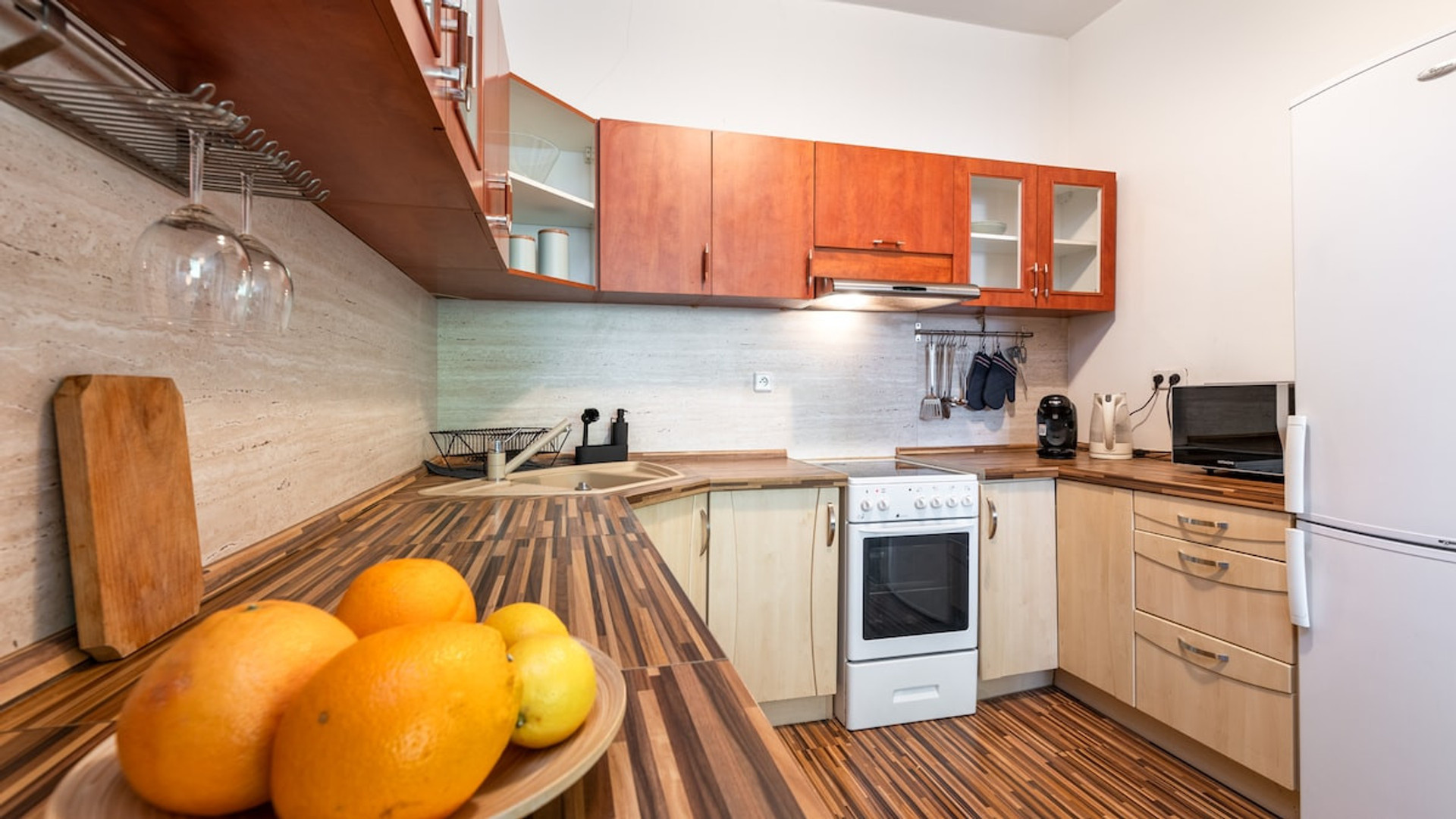 Full kitchen image 2