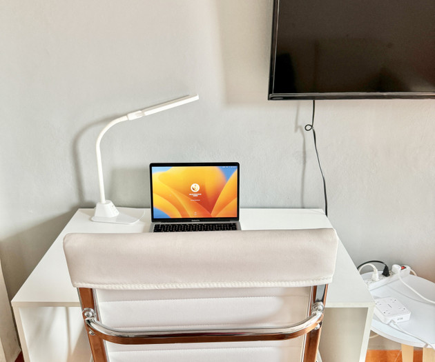 Flat 1/3_ 500mbps Wifi, Desk with office chair