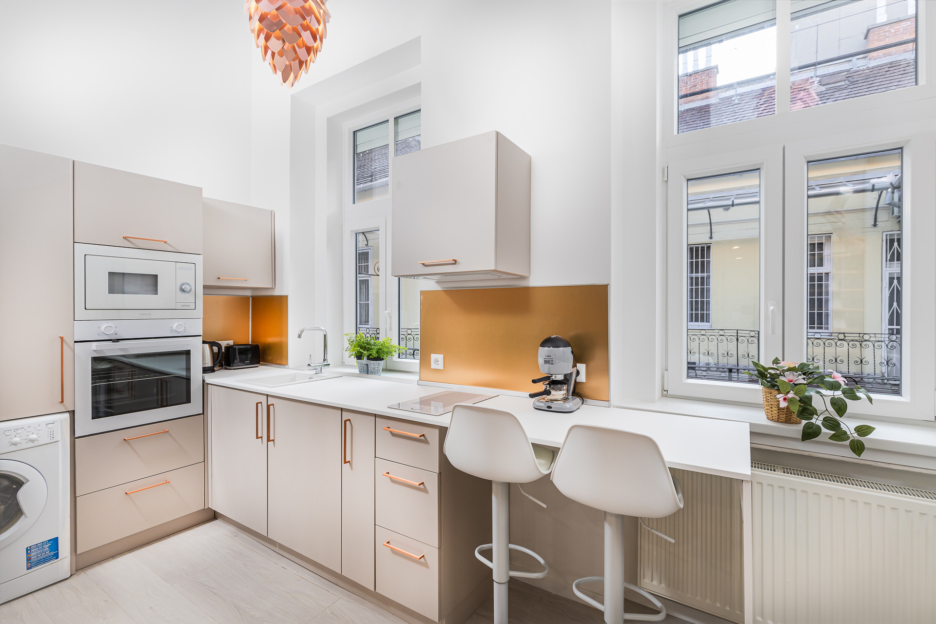 Bright kitchen with breakfast bar