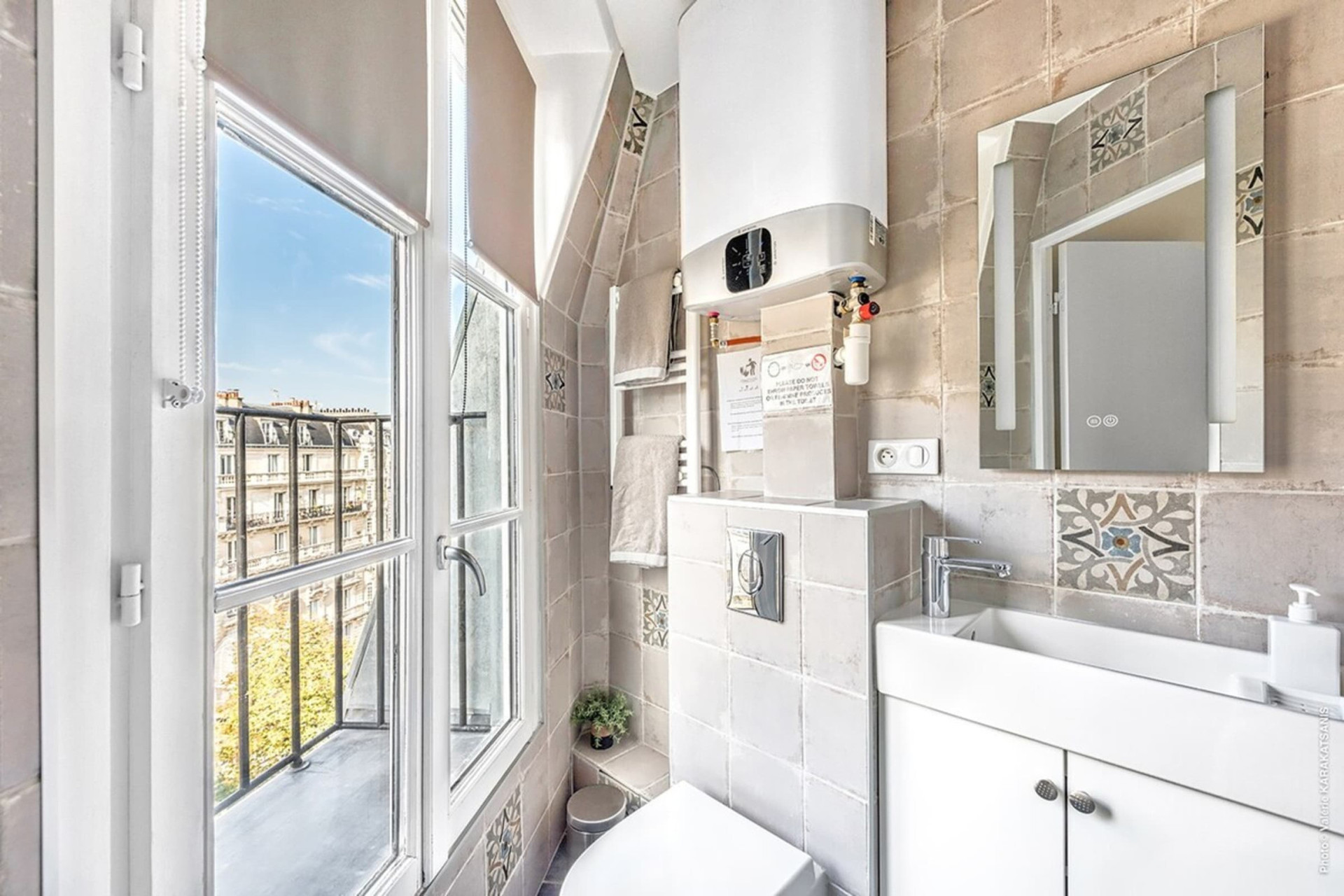 WC, shower, sink and miror, Arche of Triumph and Eiffel Tower view
