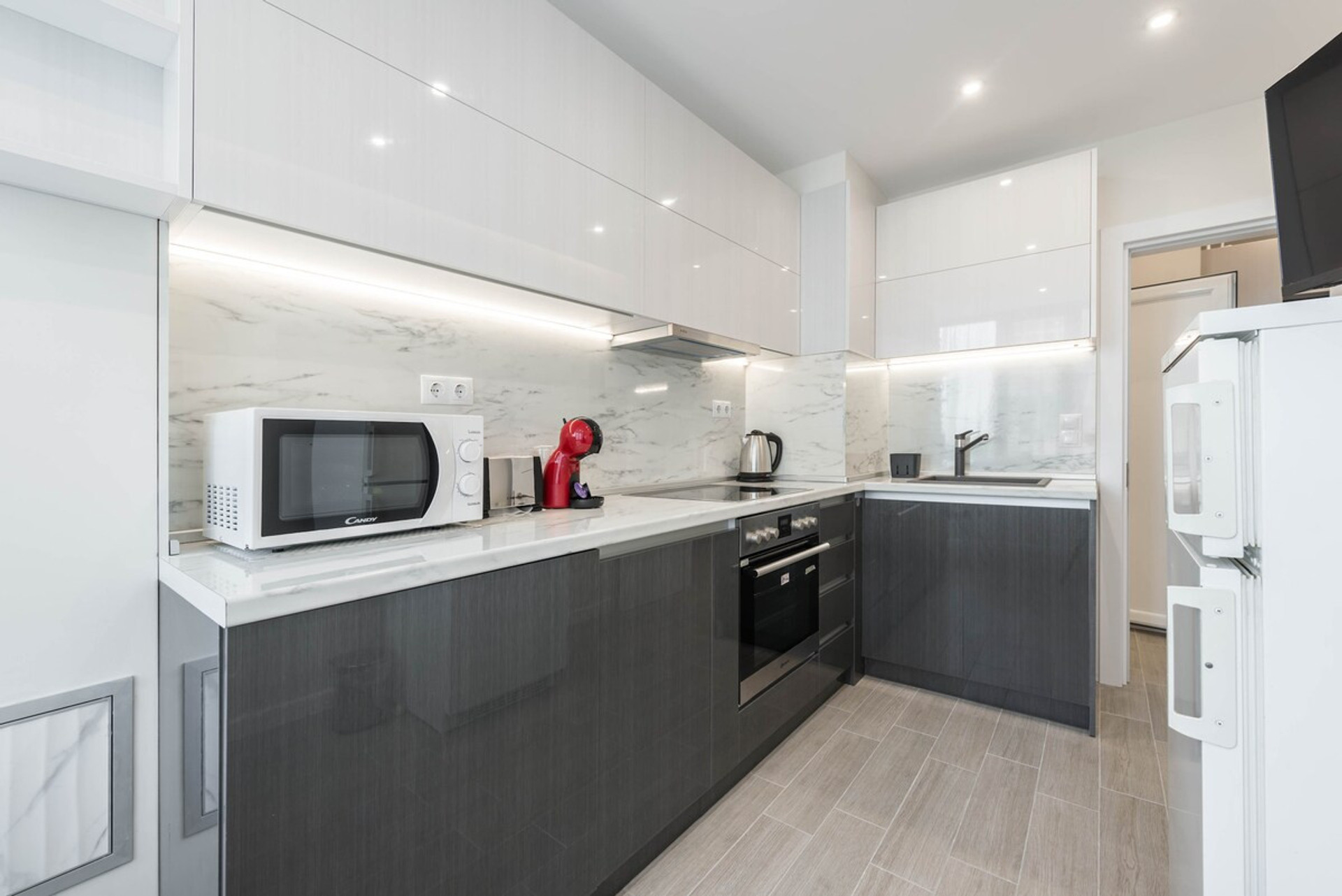 Full kitchen image 2