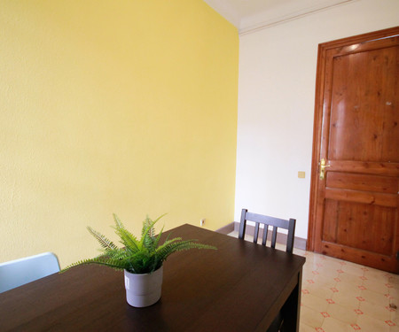 R0302- Room in flat to share in Eixample