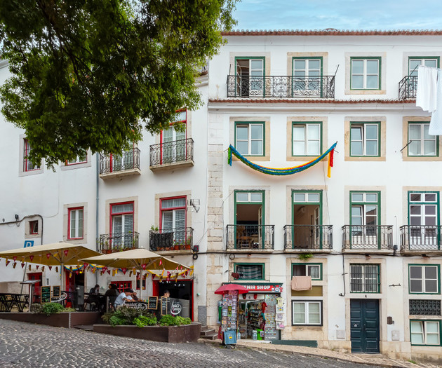 Stylish 2BR Flat in Alfama with Private Patio