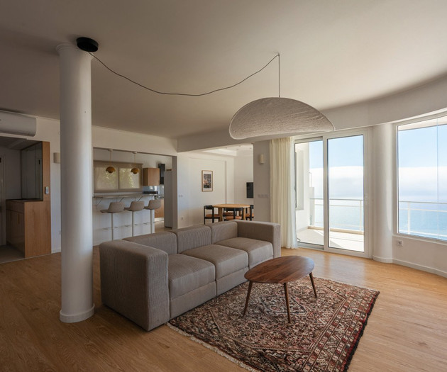 Loft em penthouse com lareira e vista para o oceano