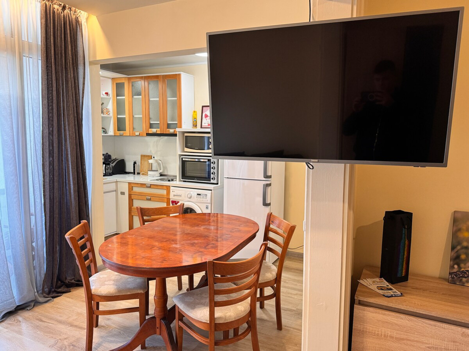 Dining area image 1