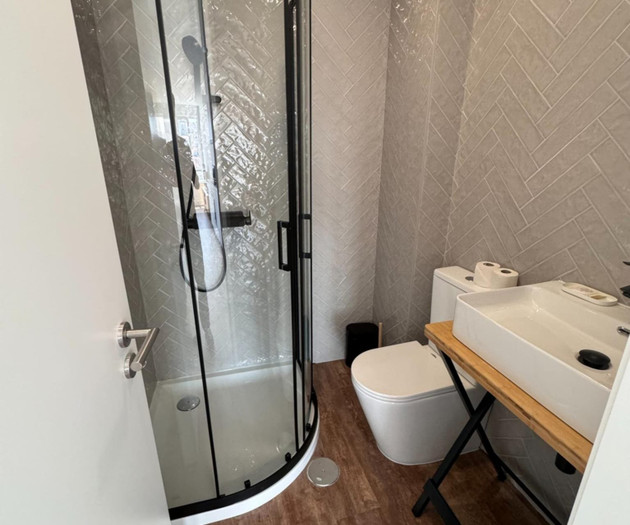 Top Floor T1 Apartment w. stunning River/Univ view
