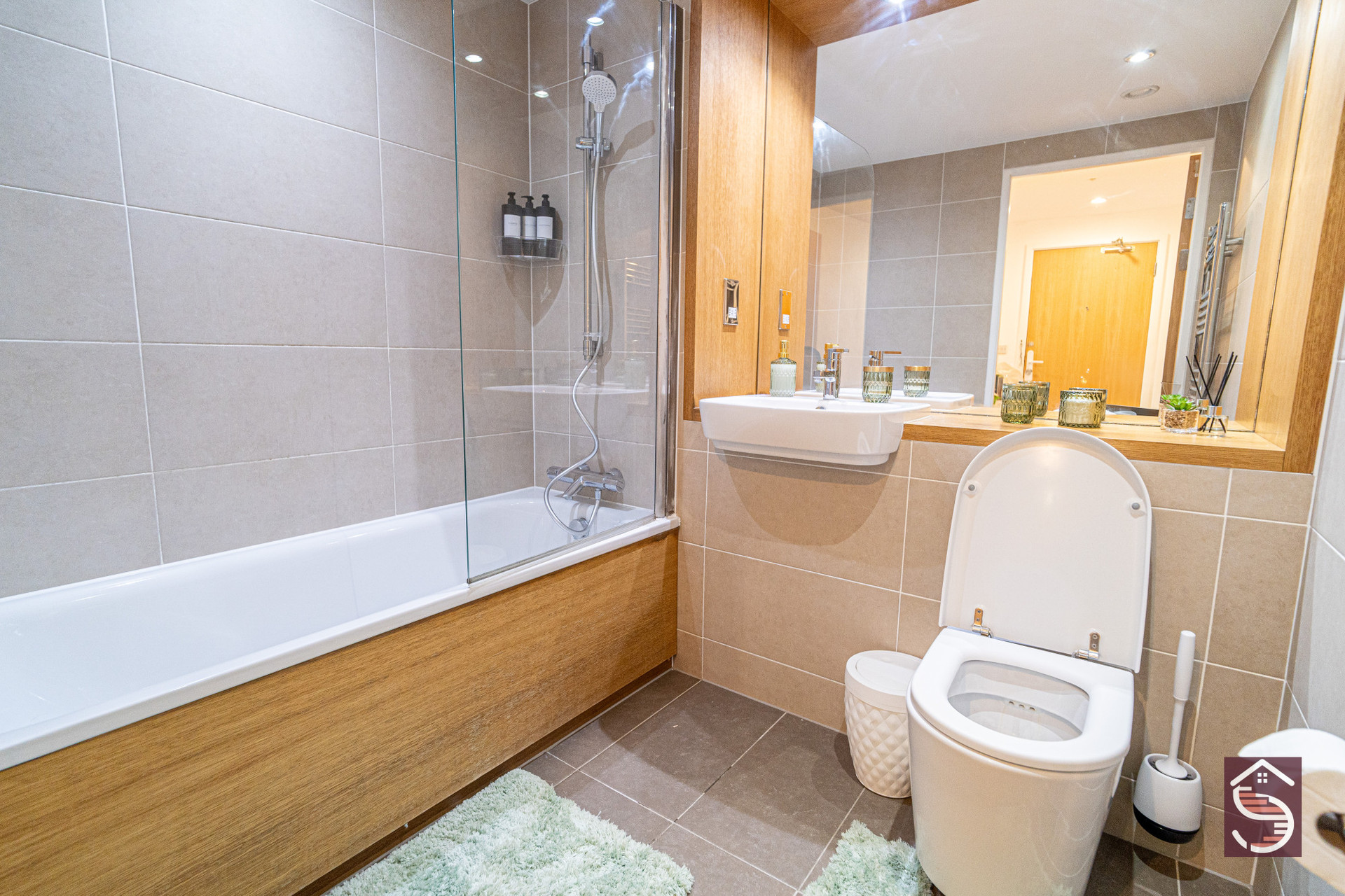 Second Bathroom with bath tub