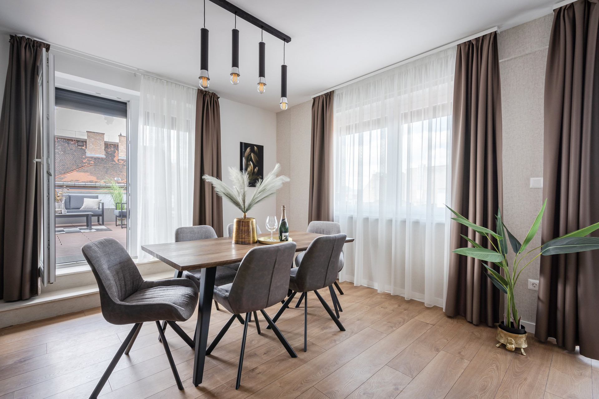 Dining area with six seats