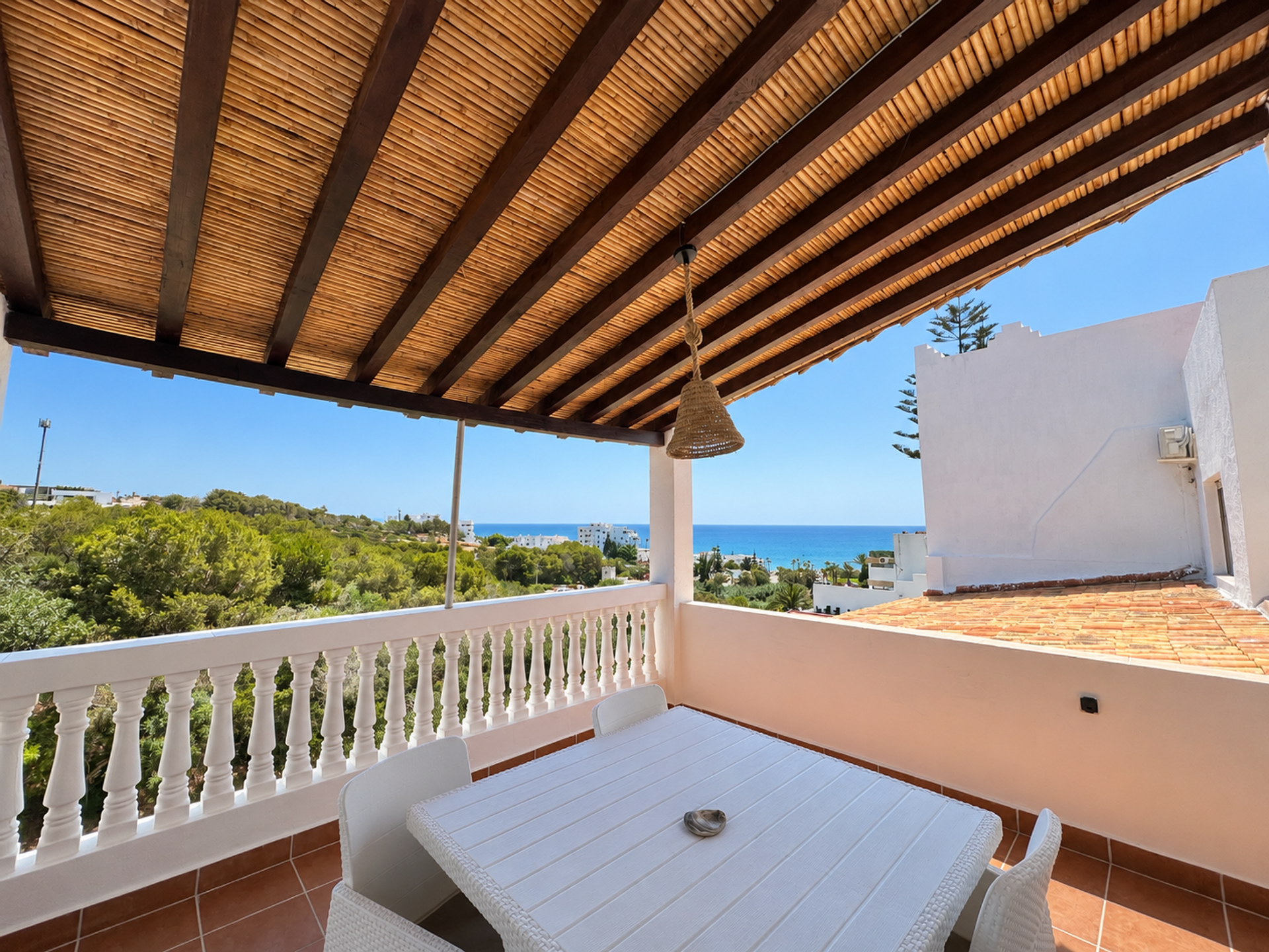Terrace dining with sea view