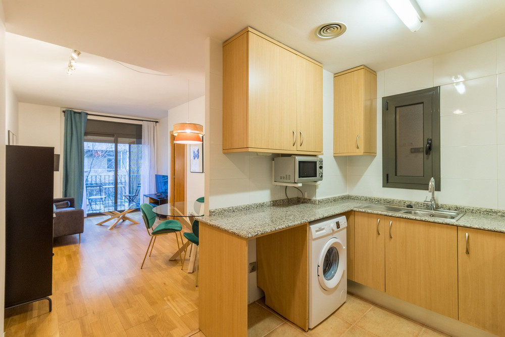 Bright 1 bedroom apartment with balcony in Eixampl preview