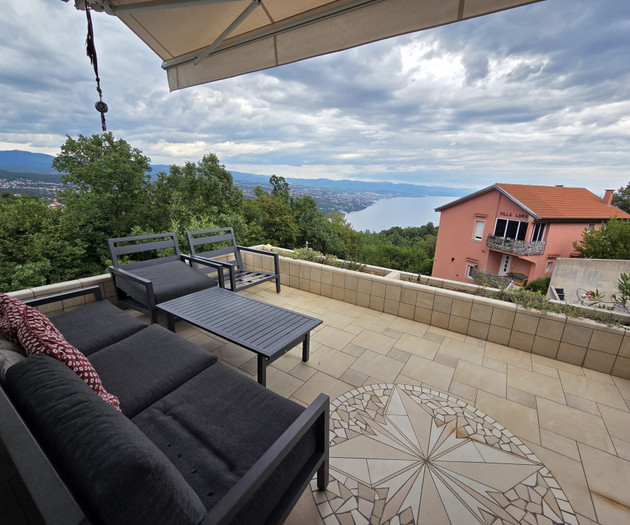 Luminous, sea-view apartment in Croatia