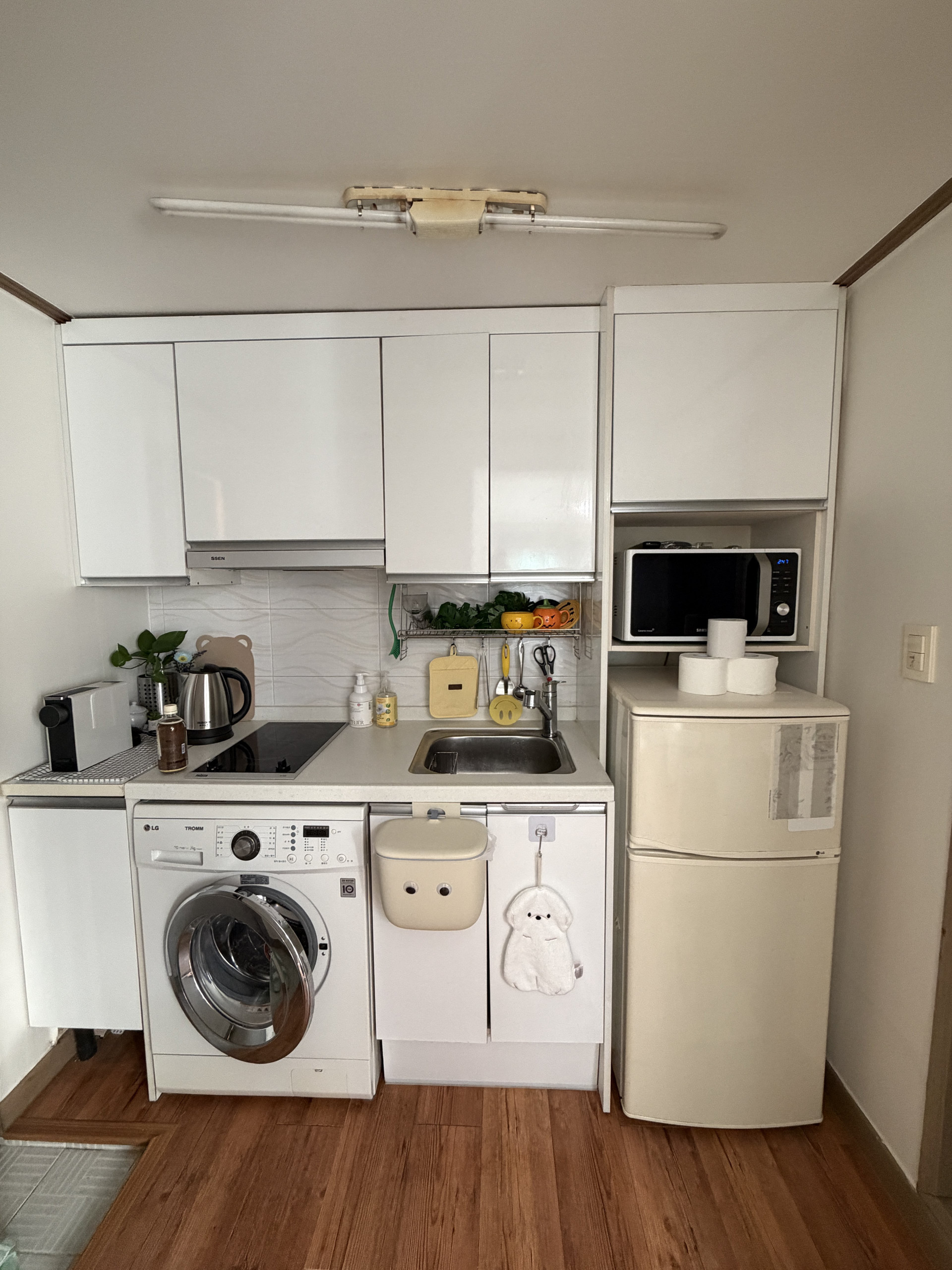 Full kitchenette with fridge