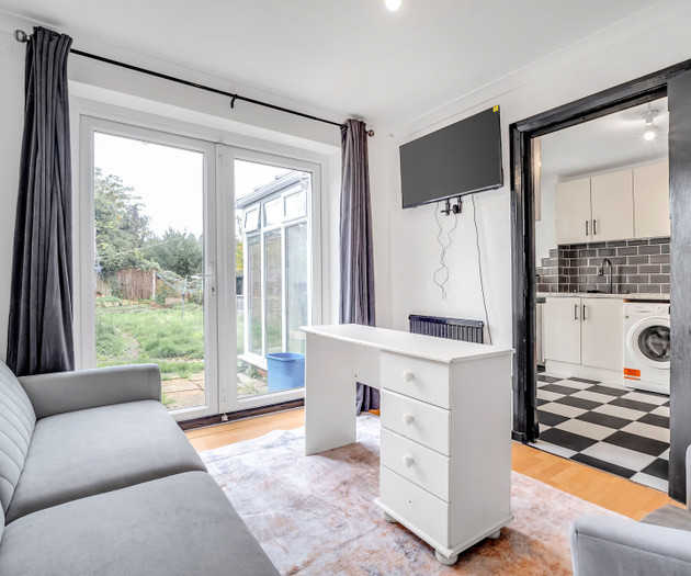 Spacious 4-Bedroom Haven in Orpington Retreat