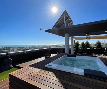 Penthouse w/private Rooftop,Whirlpool, BBQ, Sauna