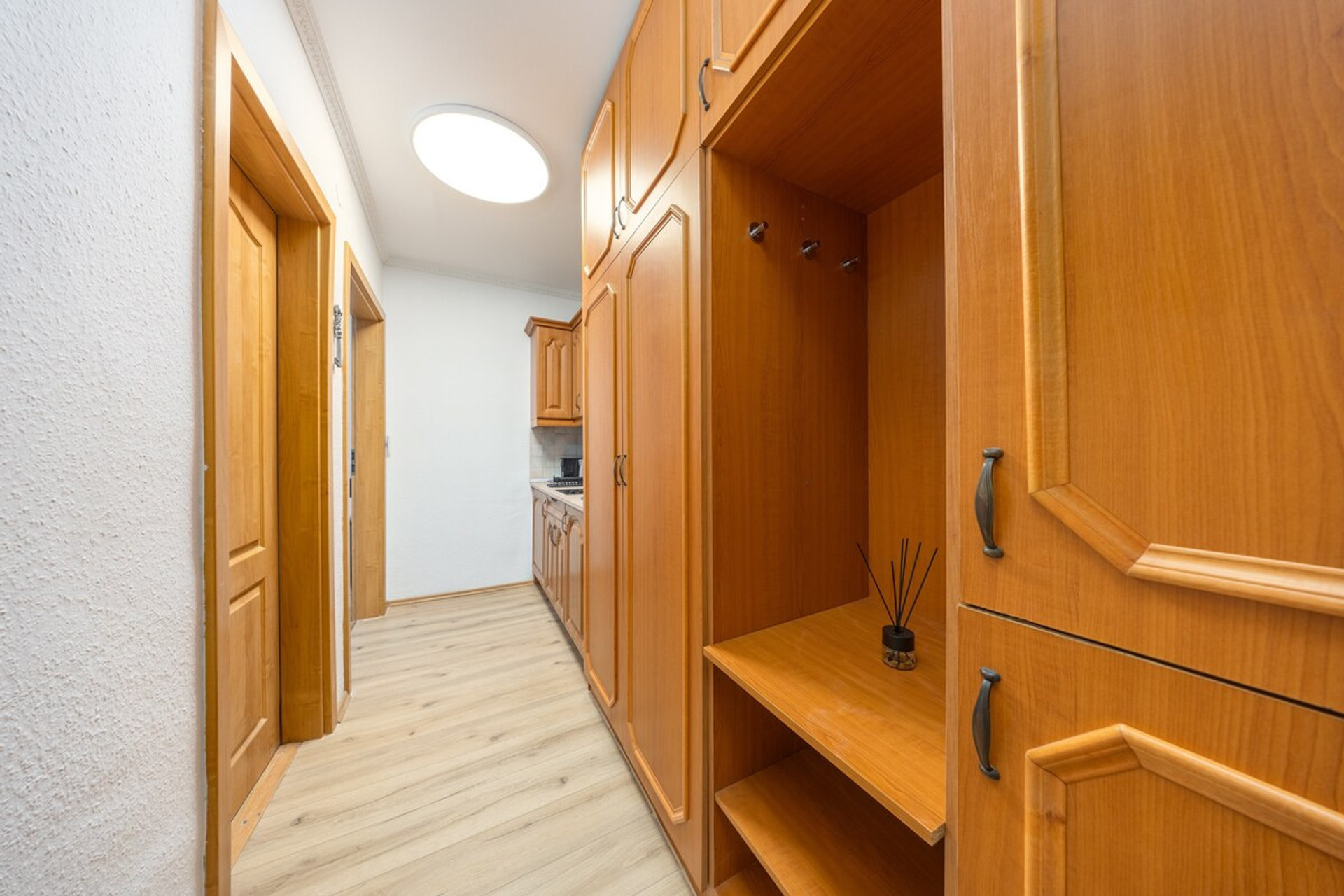 Full kitchen image 2