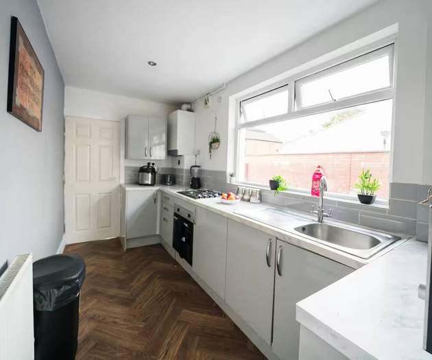 Cozy 4 Bedroom House | Sleeps 10 | Cardiff