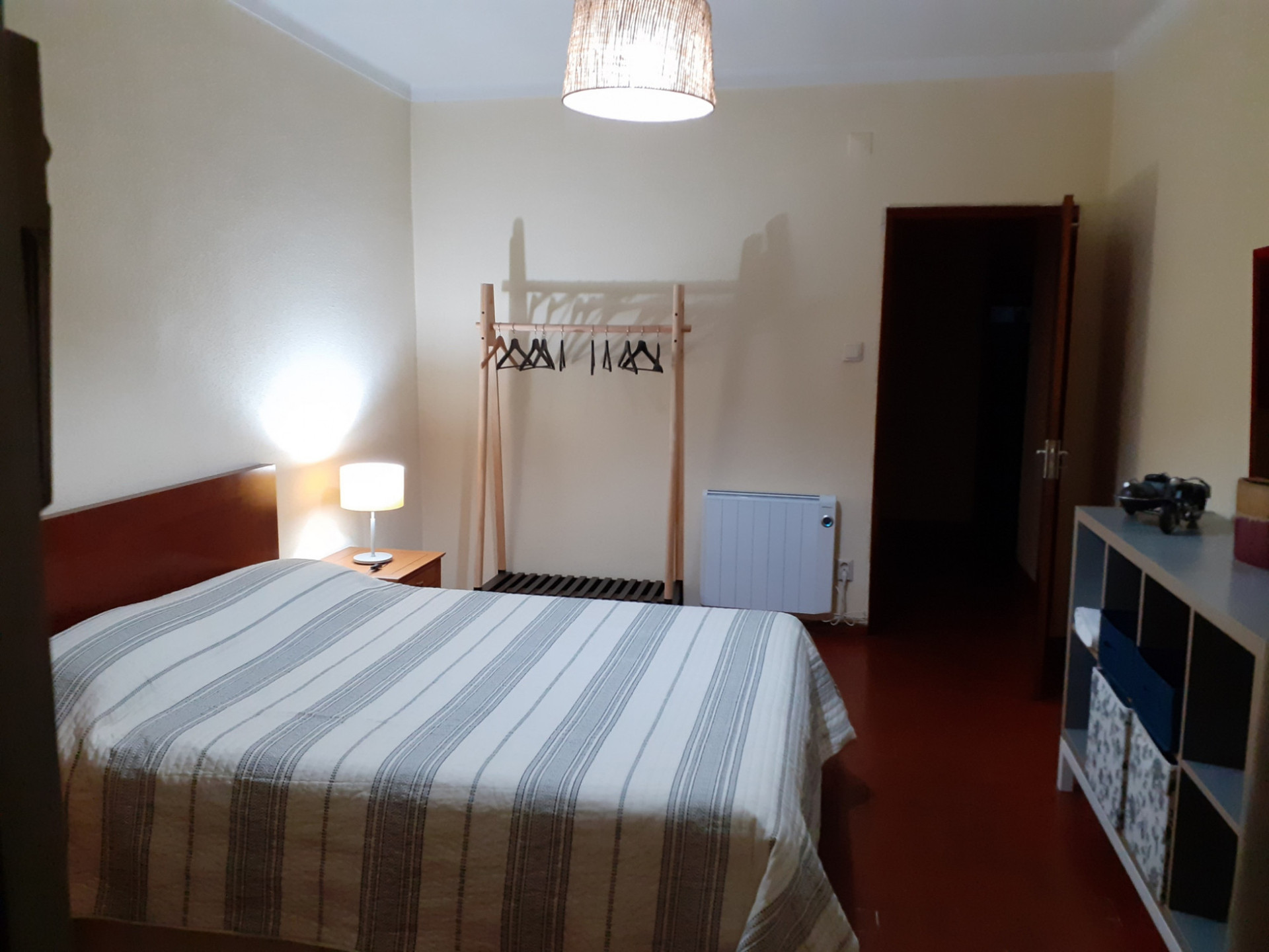 Cama 160x200, porta cabides e aquecimento