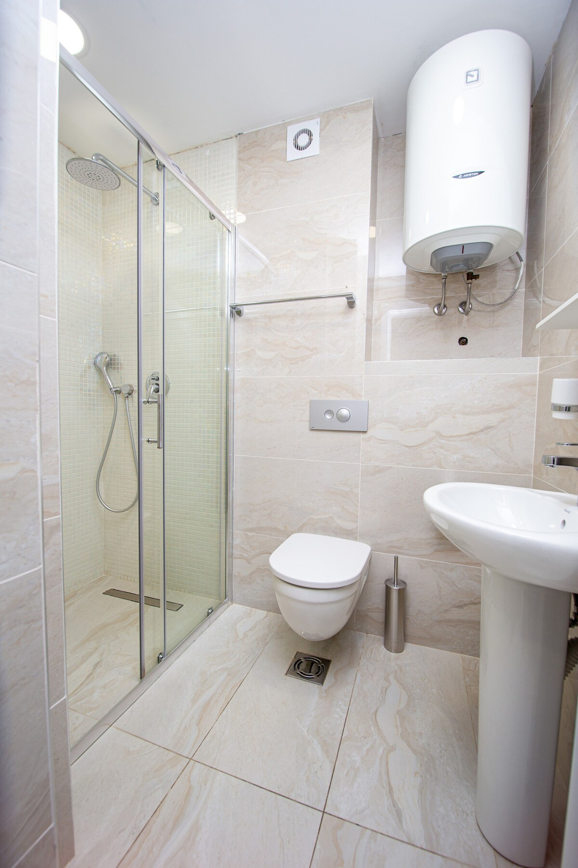 Full bathroom image 2