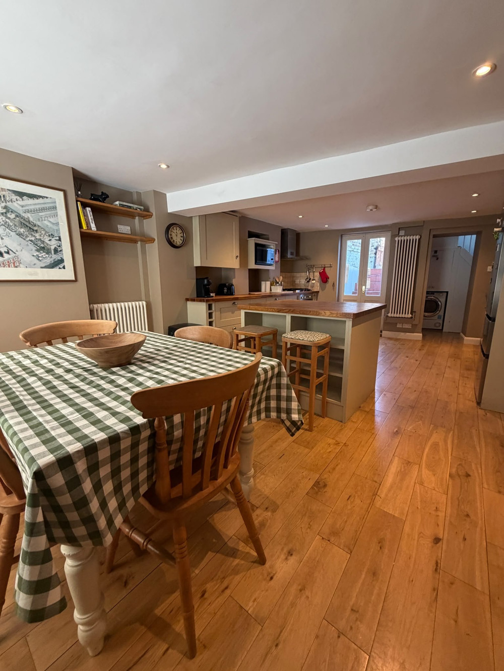 Spacious 3 bedroom house, close to c London preview