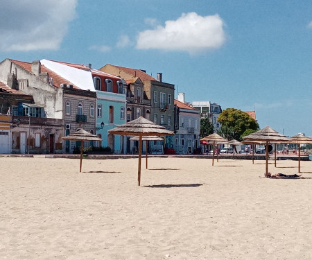 House on the Seixal river beach T1