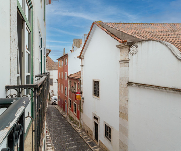 Stylish 2BR Flat in Alfama with Private Patio
