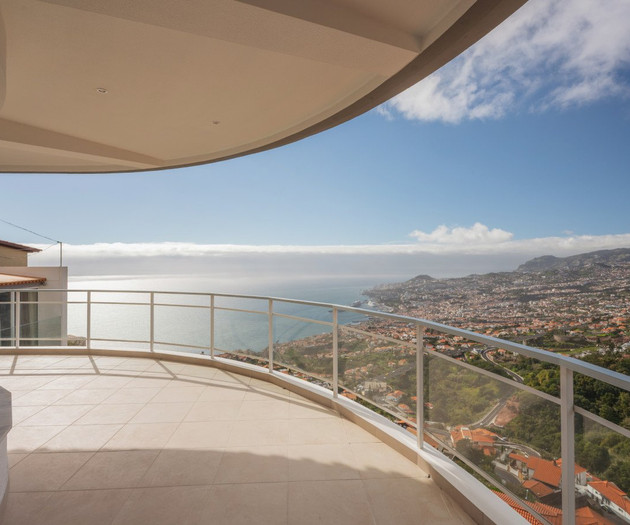 Loft em penthouse com lareira e vista para o oceano