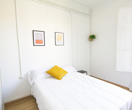 R0179- Room in flat to share in Barcelona