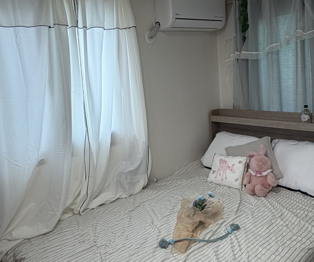 Bed and air conditioner