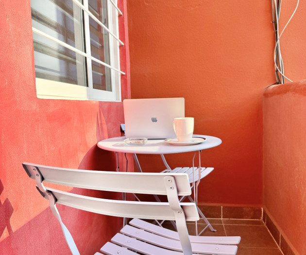 Flat 1/3_ 500mbps Wifi, Desk with office chair