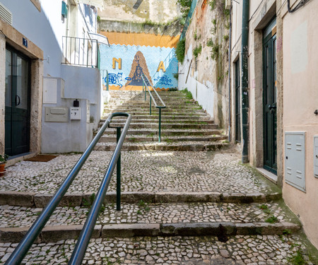 Charming T2 Apartment Steps from Lisbon Castle