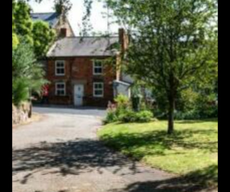 Derbyshire Country cottage in pretty village