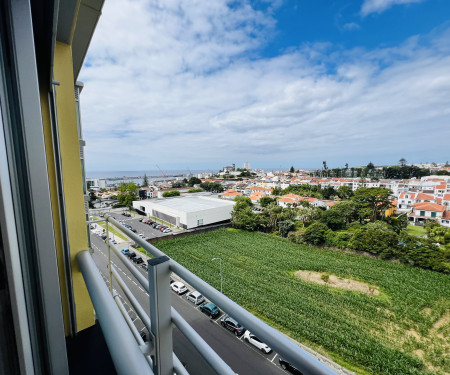 Room in residential area of ​​Ponta Delgada