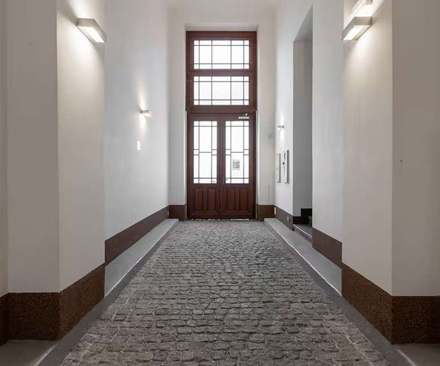 Slunných  s balkónem, klidný vnitroblok