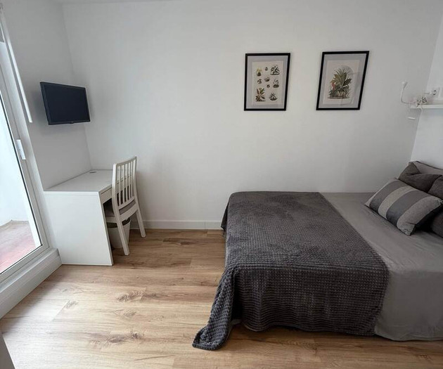 Double bedroom with private bathroom