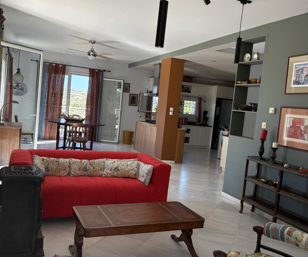Spacious Two-level House with Panoramic Sea Views